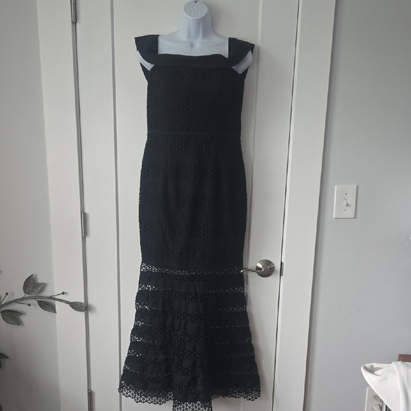 Black Sleeveless Sheath Dress with Square Neck